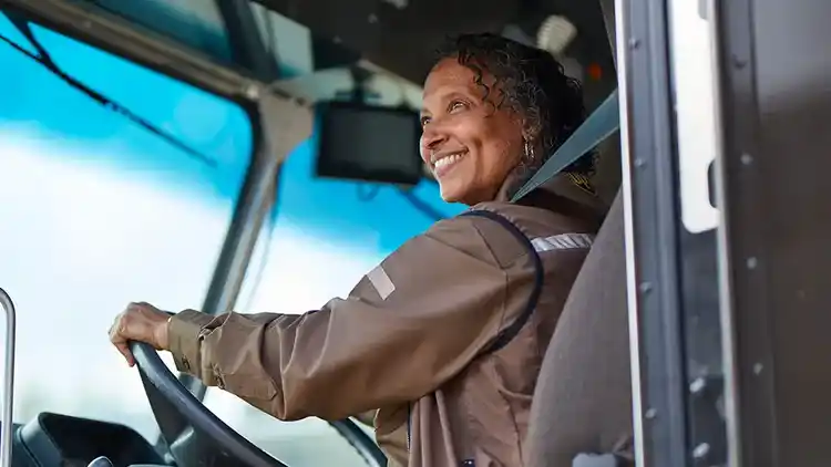 Frau, die Lkw fährt
